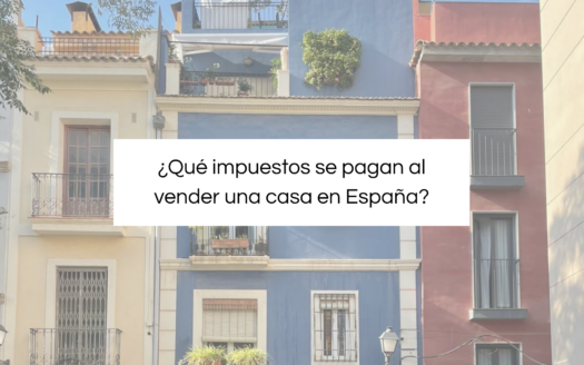 Fachadas de casas coloridas en una calle de España con información sobre qué impuestos se pagan al vender una casa