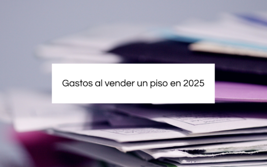 Pila de documentos y facturas de trámites inmobiliarios con información sobre los Gastos al vender un piso en 2025 en España