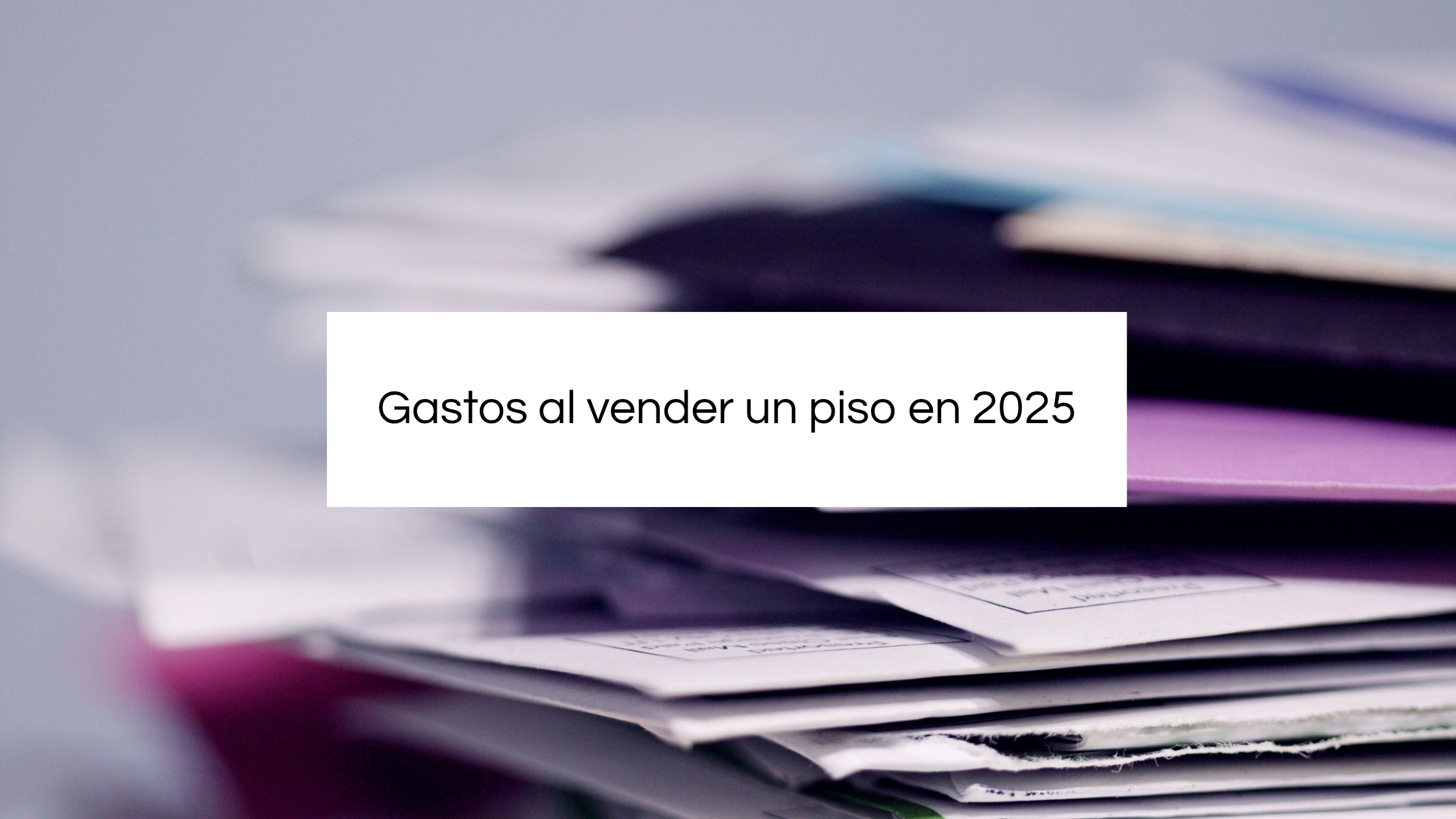 Pila de documentos y facturas de trámites inmobiliarios con información sobre los Gastos al vender un piso en 2025 en España