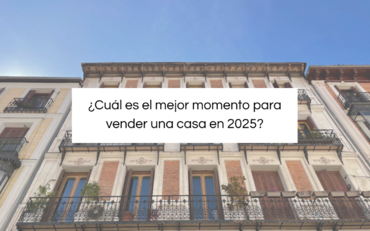 Fachada de edificios clásicos bajo un cielo azul con texto sobre el mejor momento para vender una casa en 2025