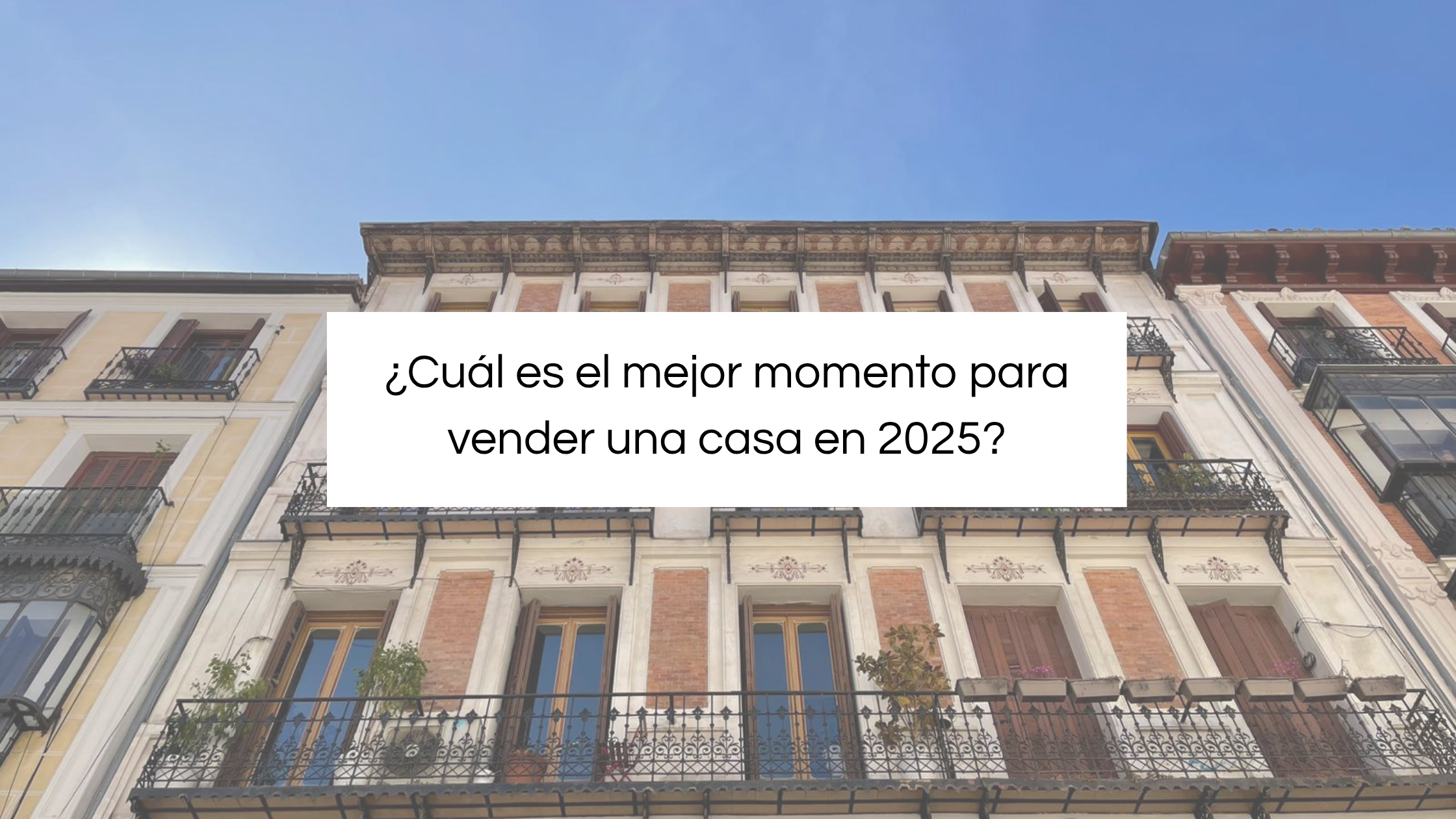 Fachada de edificios clásicos bajo un cielo azul con texto sobre el mejor momento para vender una casa en 2025