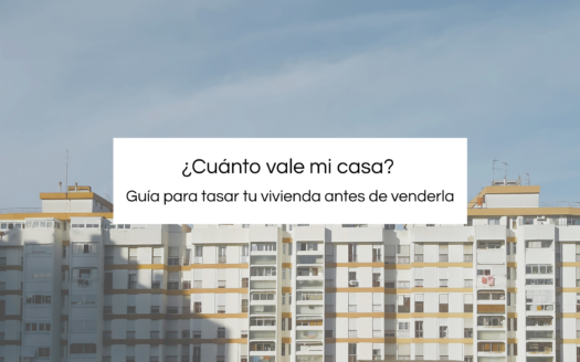 Vista exterior de edificios residenciales con texto informativo sobre la tasacion de tu vivienda antes de venderla para conocer su valor real