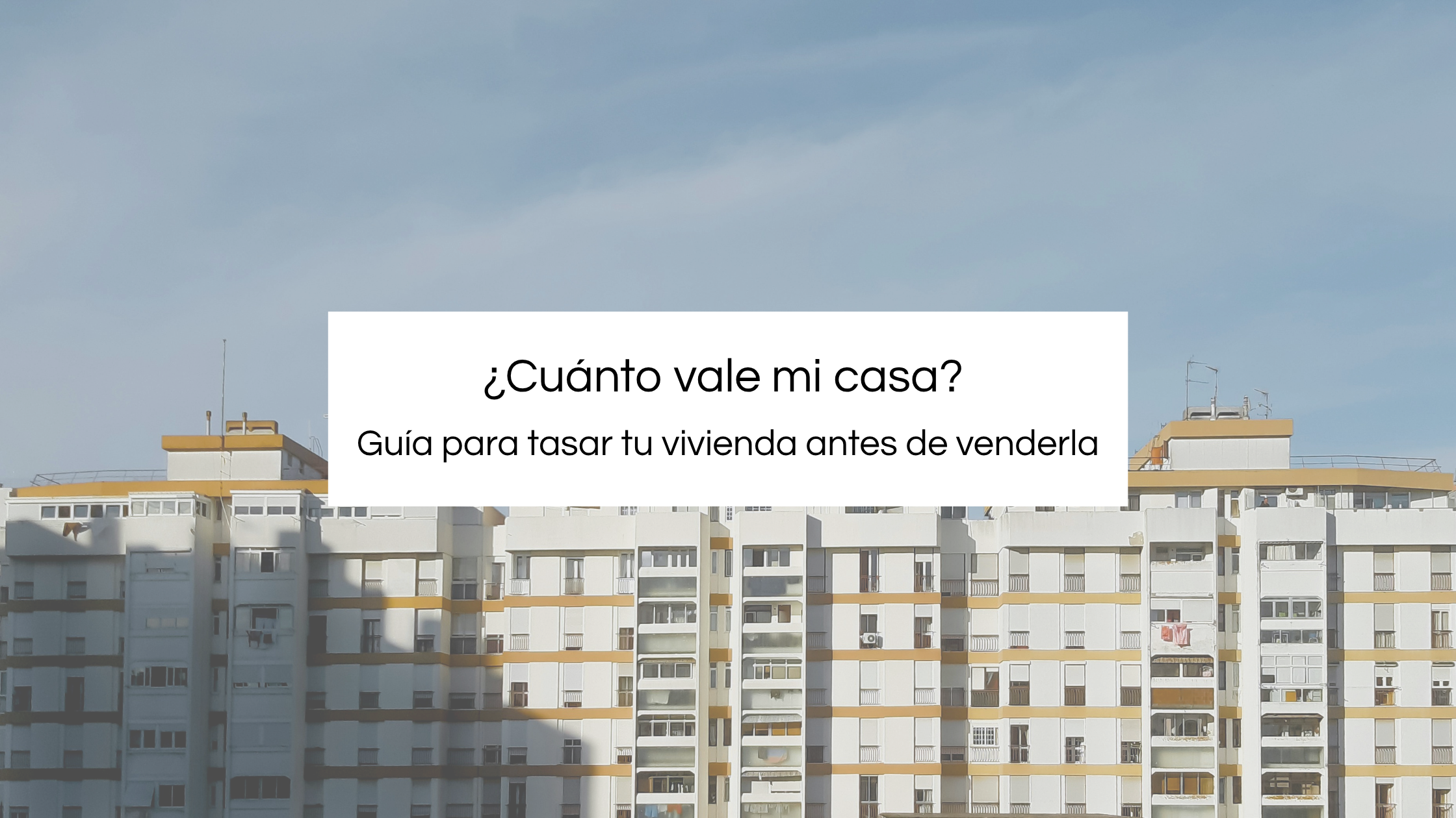 Vista exterior de edificios residenciales con texto informativo sobre la tasacion de tu vivienda antes de venderla para conocer su valor real