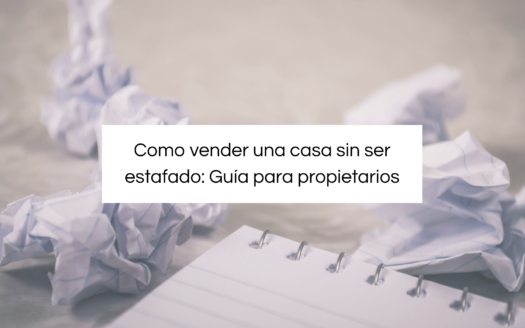 Papeles arrugados y libreta de notas con el texto: Cómo vender una casa sin ser estafado: Guía para propietarios y consejos de seguridad
