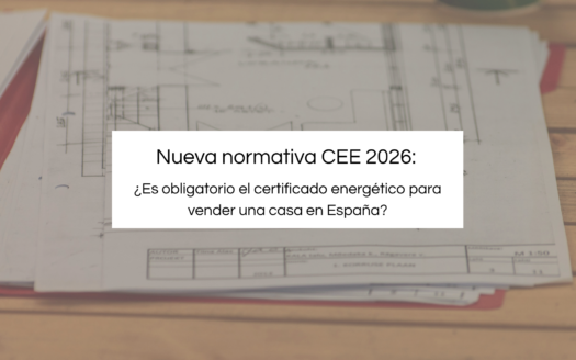 Documentos de planos de vivienda y texto sobre la Nueva normativa CEE 2026 y la obligatoriedad del certificado energético para vender casas en España