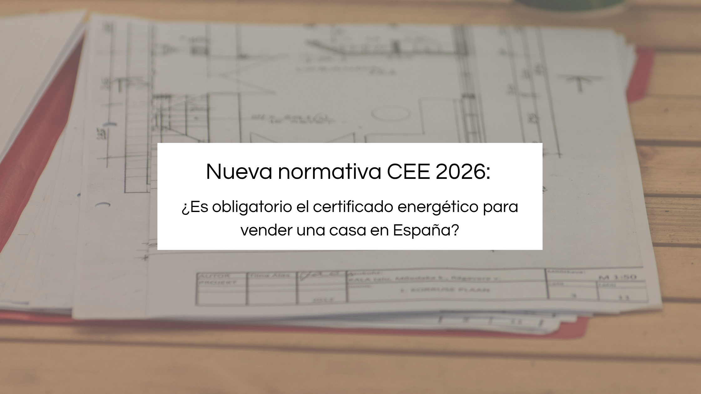 Documentos de planos de vivienda y texto sobre la Nueva normativa CEE 2026 y la obligatoriedad del certificado energético para vender casas en España