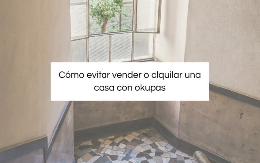 Interior de una vivienda antigua con el texto informativo sobre cómo evitar vender o alquilar una casa con okupas