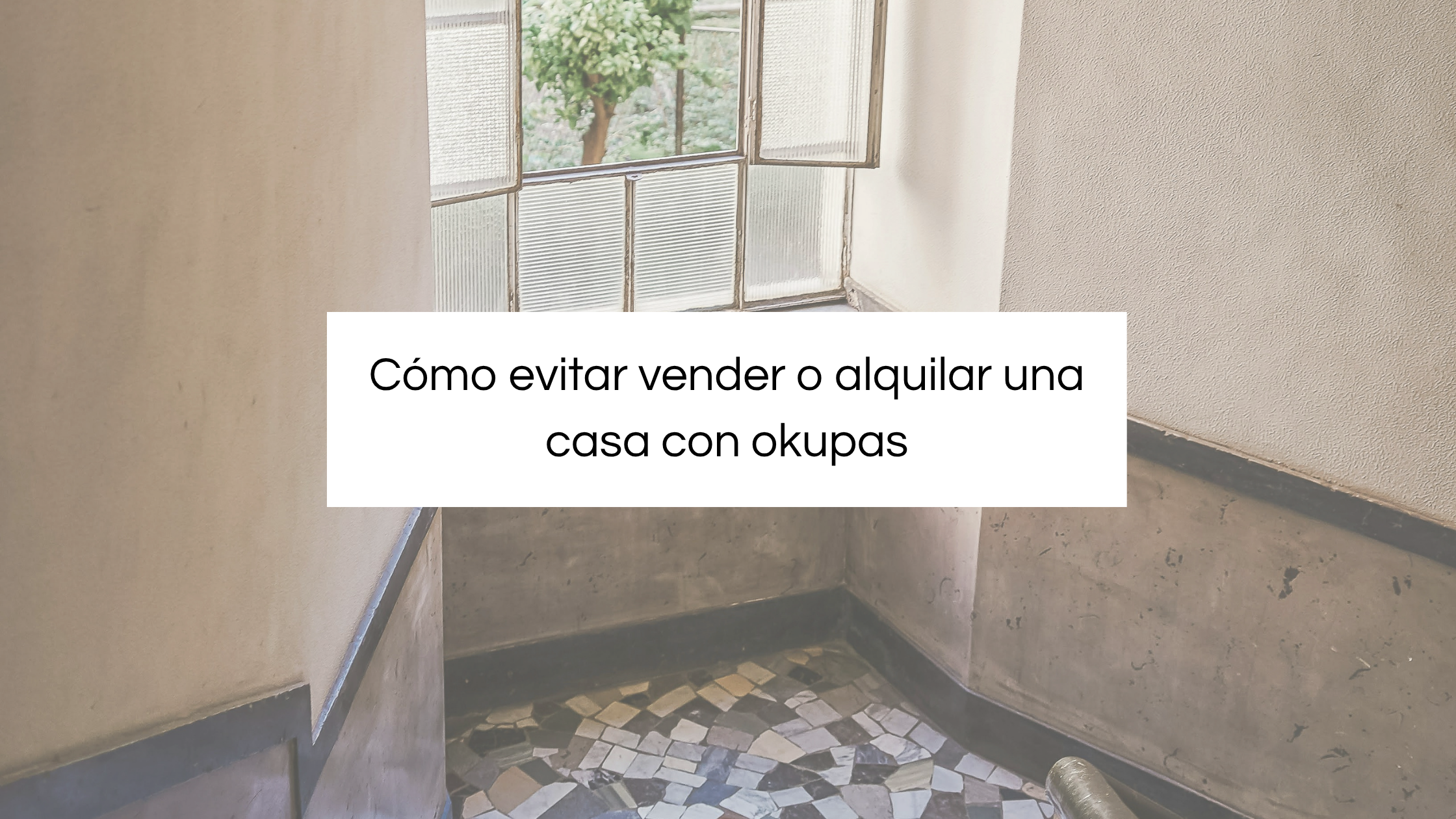 Interior de una vivienda antigua con el texto informativo sobre cómo evitar vender o alquilar una casa con okupas