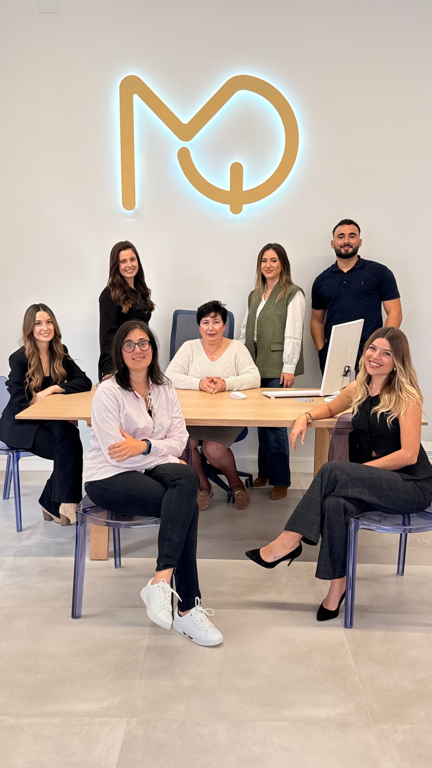 Equipo de expertos inmobiliarios preparados para ayudarte a vender tu piso de forma rápida y profesional en nuestras oficinas.