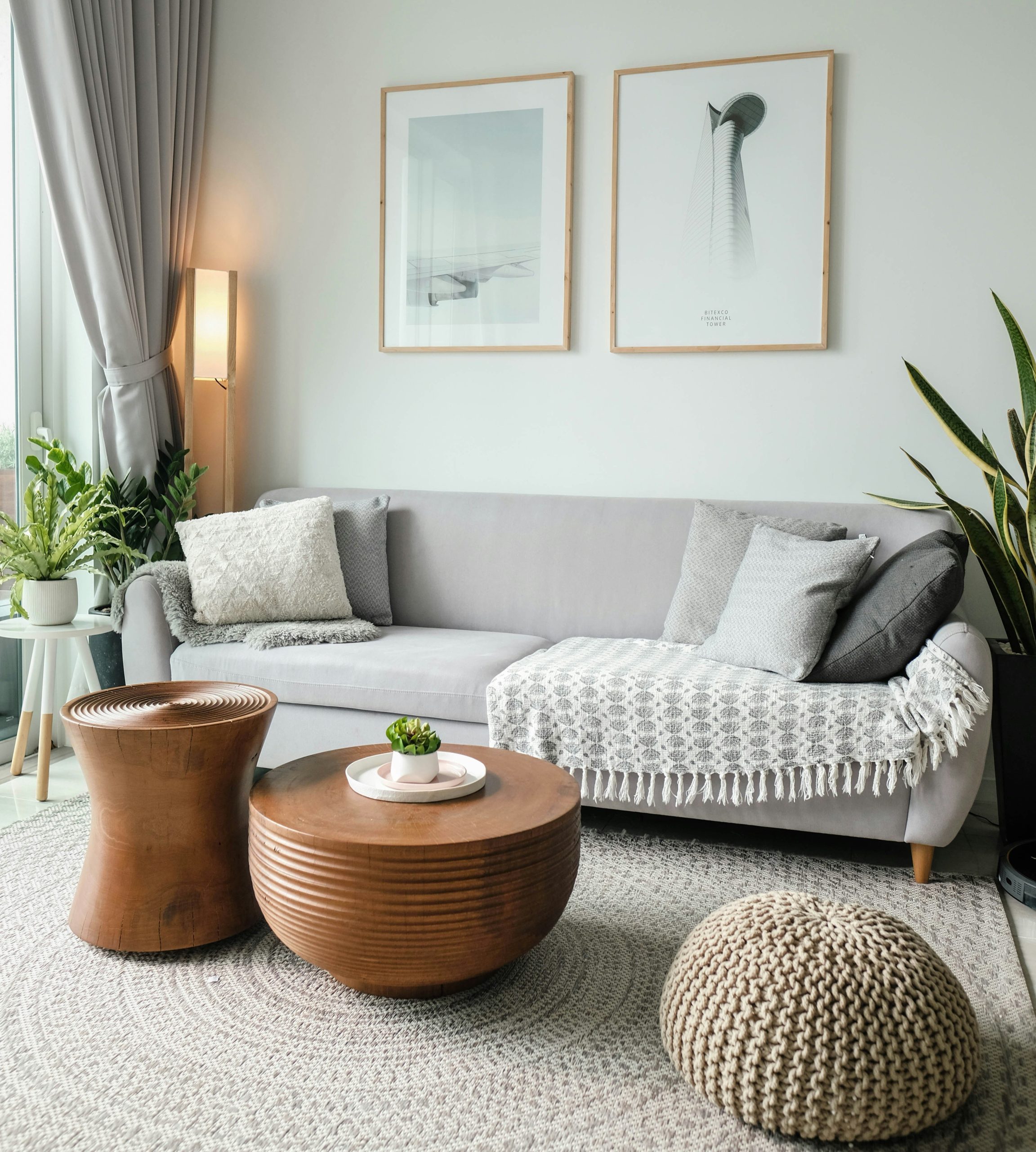 Salón moderno y luminoso decorado con tonos neutros, ideal para mostrar el potencial al vender vivienda VPO reformada y acogedora