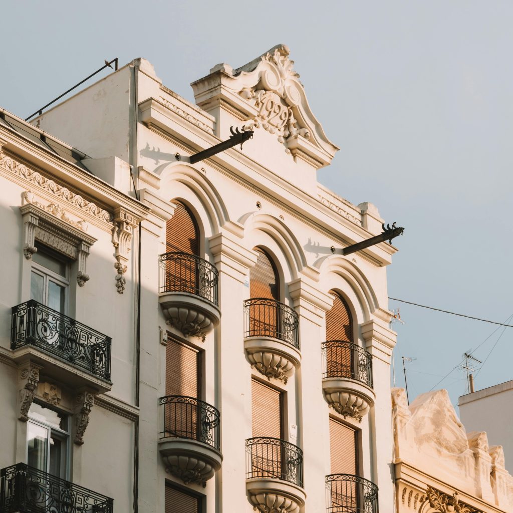 Vender casa con MaQasa Inmobiliaria: fachada reformada bajo un cielo azul despejado