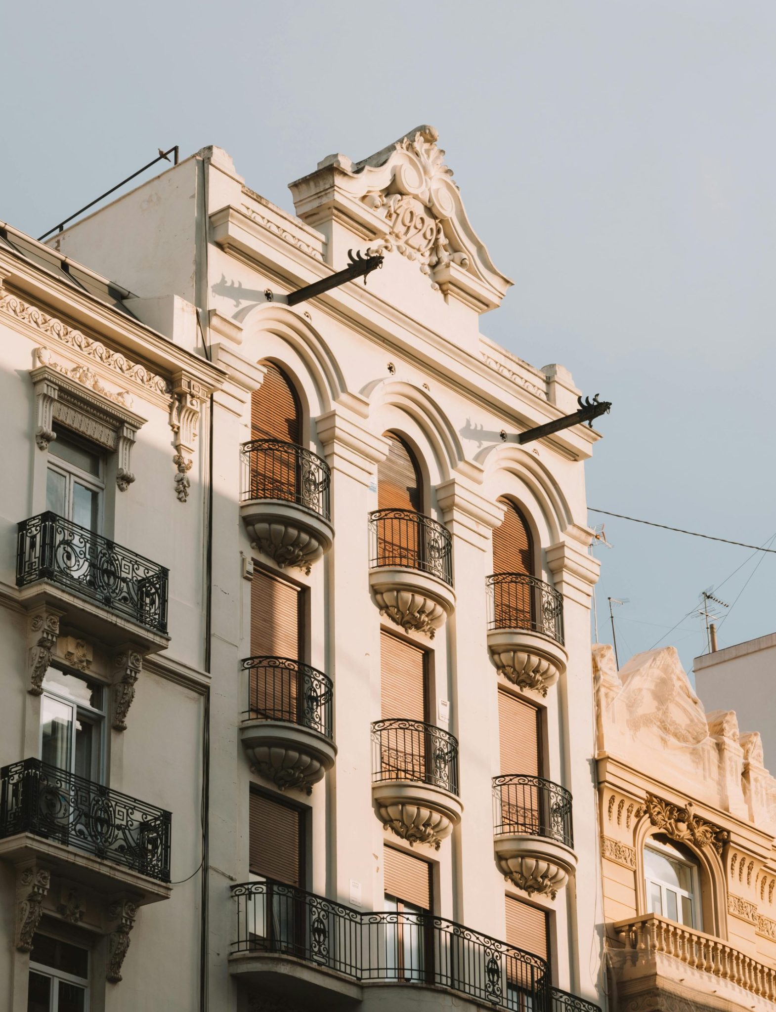 Vender casa con MaQasa Inmobiliaria: fachada reformada bajo un cielo azul despejado